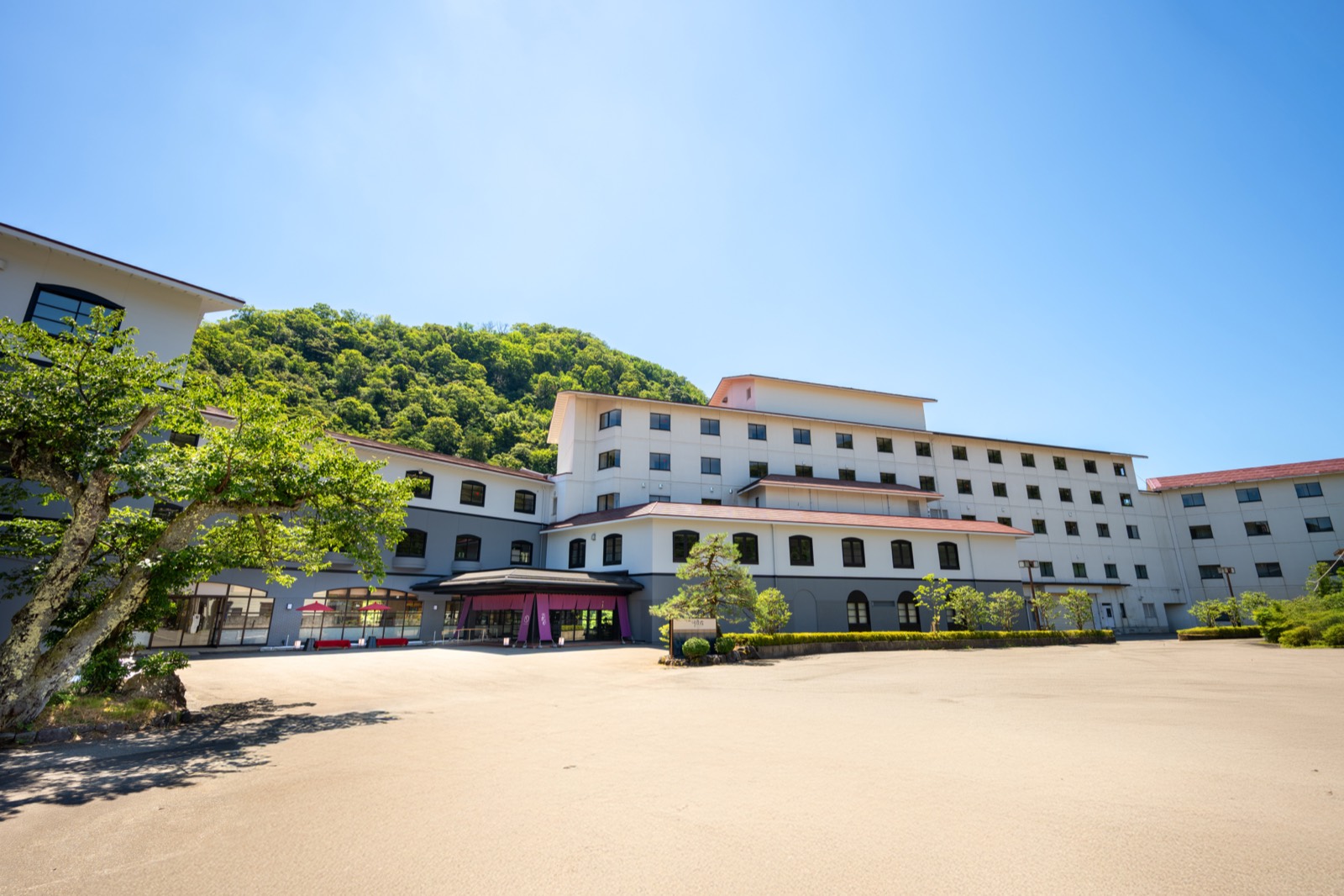 Kajikaso viewed from the front courtyard
